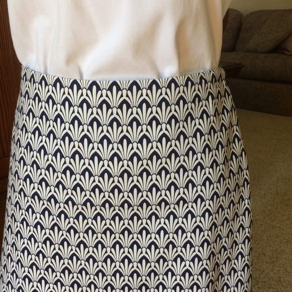 Talbots skirt -navy pattern - Picture 2 of 7